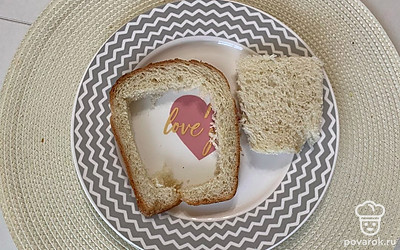 Из хлебного кусочка острием ножа вырежьте мякиш.