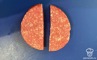 Кусочек колбасы разделите пополам.