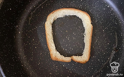 Разогрейте сковороду, смажьте растительным маслом и положите вырезаннную корочку на сковородку. 