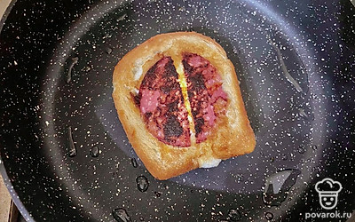 Переверните бутерброд на другую сторону с помощью лопатки. Еще пару минут — и готово.