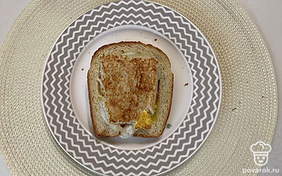 Не расстраивайтесь, если яйцо вышло за края или с одной из сторон пожарилось чуть сильнее, это не влияет на вкус. Можно добавить свежую зелень, овощи и подавать к чаю или кофе.