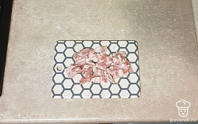 Бекон нарежьте.