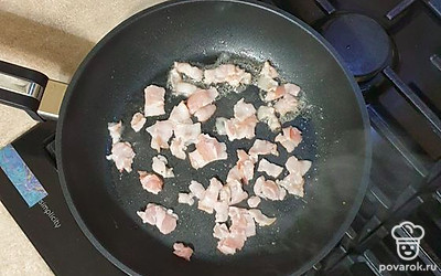 Сковороду разогрейте, выложите на нее бекон, обжарьте.