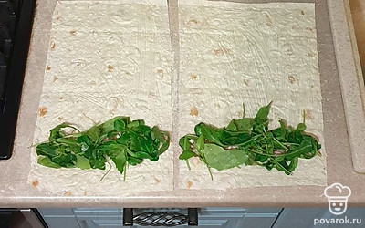 Лаваш разрежьте пополам и смажьте майонезом. Сверху выложите салатный микс.