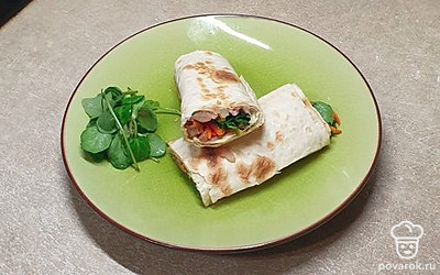 Перед подачей шаурму разрежьте пополам и подавайте порционно. Приятного аппетита!