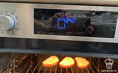 Отправьте хлеб в разогретую до 240 градусов духовку на 4 минуты, чтобы он поджарился (режим «Гриль» или «Верхний нагрев»). Можно воспользоваться тостером или сухой сковородой.