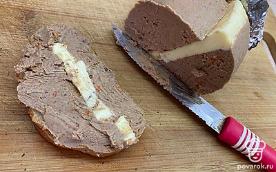 На поджаренный хлеб щедрым слоем намажьте паштет из печени.