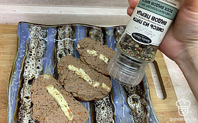 Поперчите бутерброды.