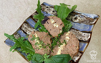 На каждый бутерброд положите пряные травы. Выложите гренки на листья салата.