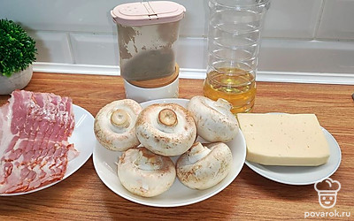 Подготовить все ингредиенты. Для запекания грибы лучше купить крупного размера.