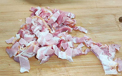 Бекон нарезать пластинками.