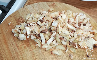 Грибные ножки нарезать кубиками.
