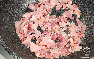 На сухой сковороде обжарить бекон до румяности.