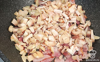 Добавить нарезанные грибы, обжарить начинку до готовности.
По вкусу посолить.