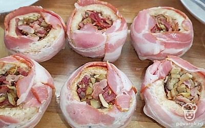 Обернуть грибы полосками бекона.