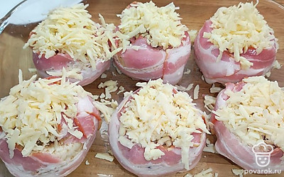 Сыр натереть на крупной терке. Посыпать сыром грибы.
Запекать в духовке при 160 градусах 20-25 минут.