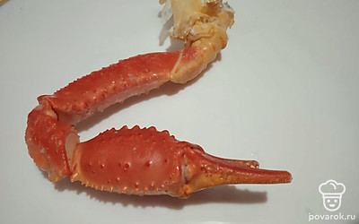Клешню краба отварите в кипящей подсоленной воде 1 минуту.