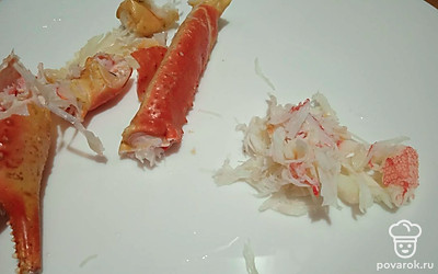 Отделите крабовое мясо от панциря.