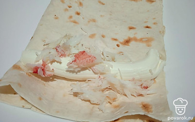 Добавьте крабовое мясо.