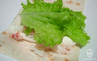 Выложите листья салата.