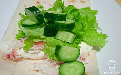 Добавьте нарезанный огурец.