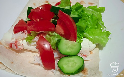 Выложите нарезанный помидор.