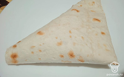 Сверните лаваш треугольником.