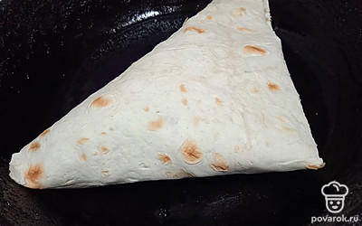 Положите на сковороду с раскаленным растительным маслом.