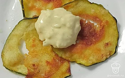 Подавать можно с зеленью или соусом.