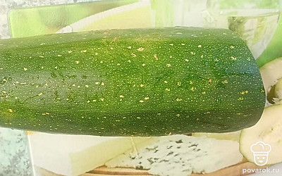 Моем кабачок, ненужное обрезаем.