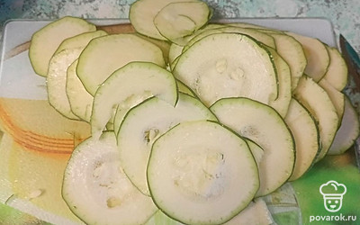 Нарезаем тонкими ломтиками.