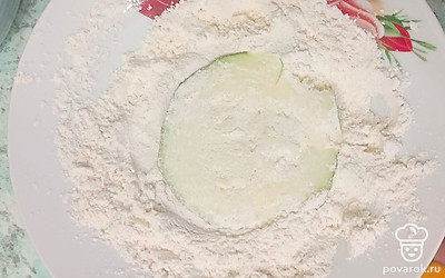 Муку смешиваем с солью, обваливаем в ней кабачок.