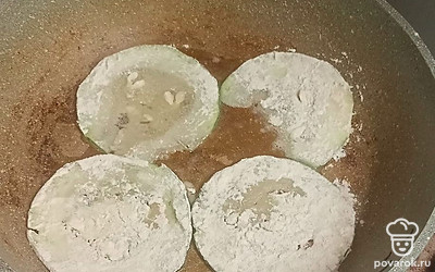 Обжариваем на подсолнечном масле с двух сторон.