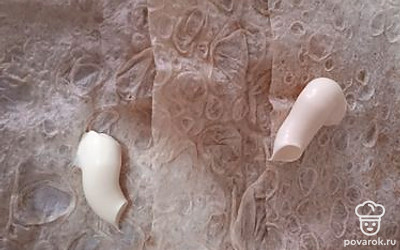 Лист лаваша смазываем майонезом.