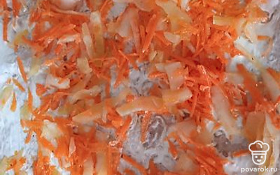 Сверху кладем морковь.