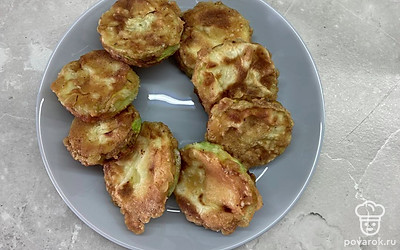 Подать кабачки в кляре на закуску. Приятного аппетита!