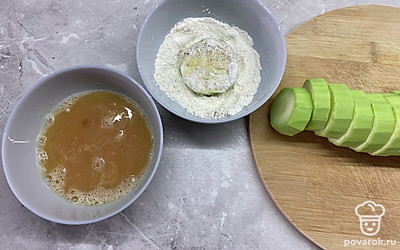 В одной миске взбить яйцо, в другой смешать муку с солью, черным молотым перцем и паприкой. Кабачок сначала обвалять в муке, потом обмакнуть в яйцо и опять обвалять в муке.