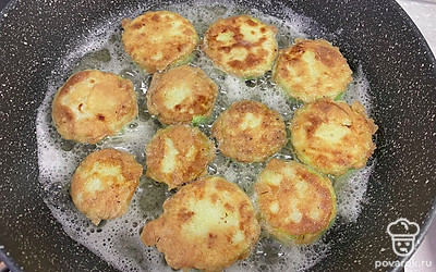 Обжарить кабачки на сковороде с растительным маслом до золотистого цвета с двух сторон.