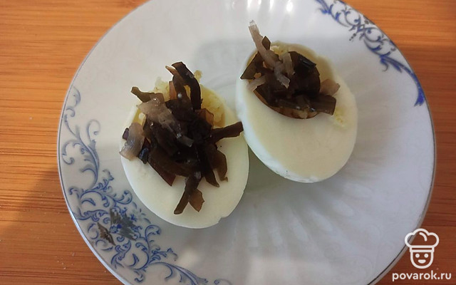 Яйца, фаршированные пшеном и морской капустой — Рецепт с фото