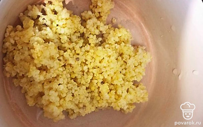 Пшено отварите в подсоленной воде до готовности согласно инструкции на укпаковке.
