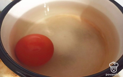 Куриное яйцо отварите до готовности (7-8 минут с момента закипания воды).