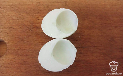 Яйцо остудите, разрежьте на половинки и извлеките желток.