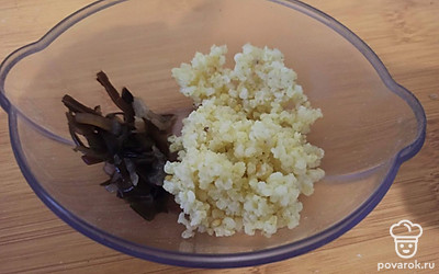 Для начинки смешайте пшено с морской капустой.