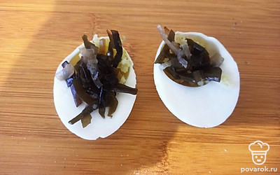 Выложите начинку вместо желтка. Подавайте к столу.