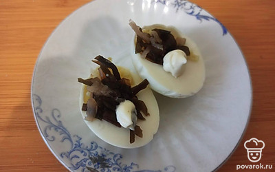 Для подачи выдавите по капле майонеза на каждое яйцо и посолите по вкусу.