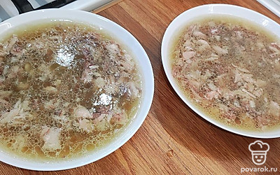 Залить мясо бульоном. Поставить в холодильник для застывания.