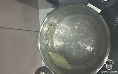 Положить лавровый лист.