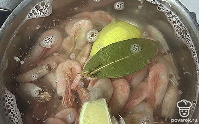 Всыпать креветки.