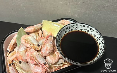 При подаче можно положить лимон, лавровый лист и соевый соус.