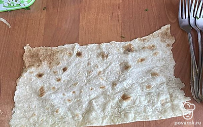 Оторвите кусочек лаваша.